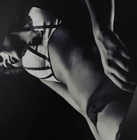Ritratto in bianco e nero in lingerie, dal portfolio creativo di G Sanctum