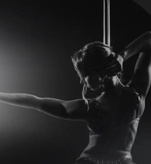 Foto in bianco e nero di una pole dancer sul palco